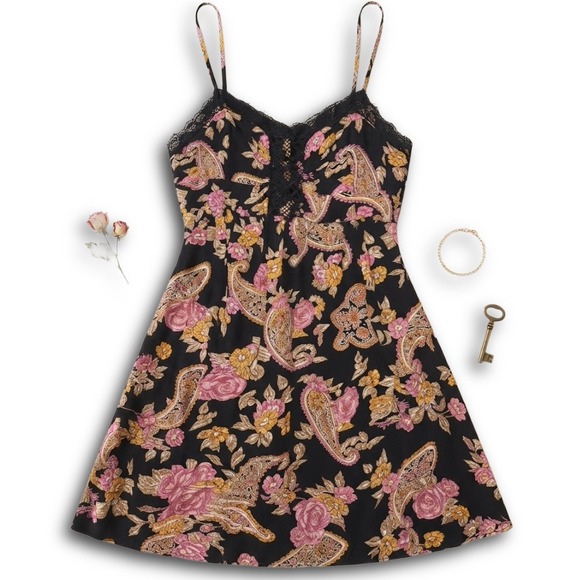 Billabong Dresses & Skirts - Billabong Paisley Floral Lace Trim Mini Dress Black Pink Boho MDD1VWIC
